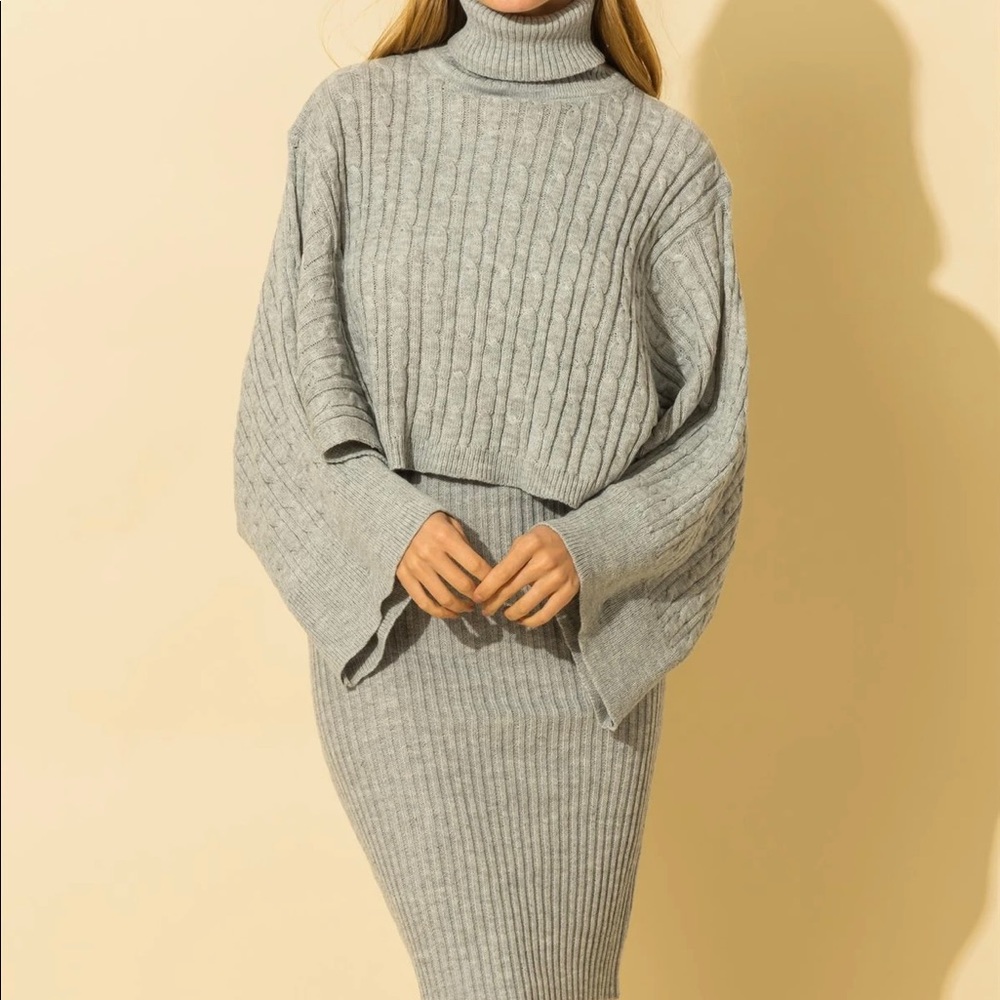 2 pieces Thin strap sweater dress with detached sleeve.